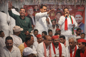 मेरठ के मवाना में मंच पर आपस में भिड़े सपा नेता, वीडियो वायरल