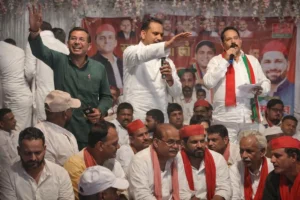 मेरठ के मवाना में मंच पर आपस में भिड़े सपा नेता, वीडियो वायरल