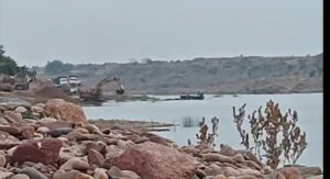 banda mein janta ke virodh ke beech bahadurpur khadan mein lifter machine se ho raha avaidh khanan