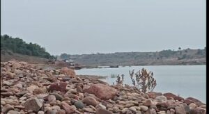 बांदा में जनता के विरोध के बीच बहादुरपुर खदान में लिफ्टर मशीन से हो रहा अवैध खनन