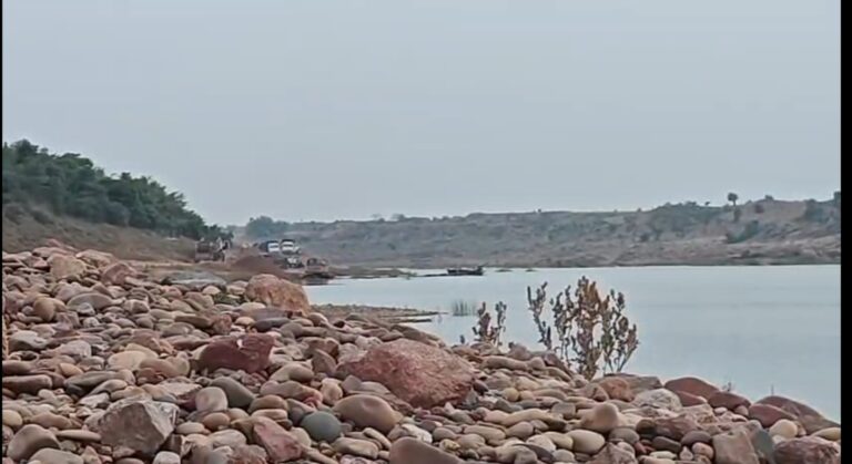 बांदा में जनता के विरोध के बीच बहादुरपुर खदान में लिफ्टर मशीन से हो रहा अवैध खनन