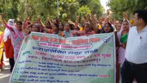 बलरामपुर में समूह सखियों का फूटा गुस्सा, कलेक्ट्रेट परिसर में जमकर की नारेबाजी