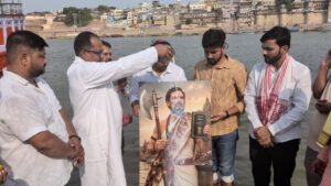 वाराणसी में नजर आया राहुल गांधी का परशुराम अवतार,गंगा में वैदिक मंत्रों के बीच हुआ दूध से अभिषेक
