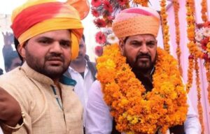 पूर्व सांसद बृजभूषण शरण सिंह और उनके विधायक बेटे प्रतीक भूषण को जान से मारने की धमकी