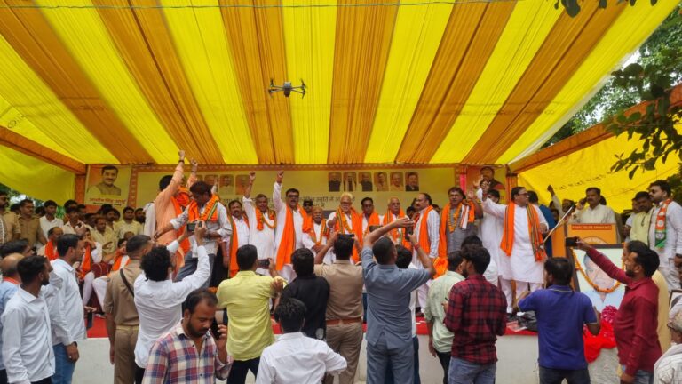 स्वर्गीय बनवारी लाल दोहरे की जयंती पर परिवार को ही कर दिया साइन लाइन!सपा बोली-‘ऐसा ही है अनुशासन वाली बीजेपी का हाल’