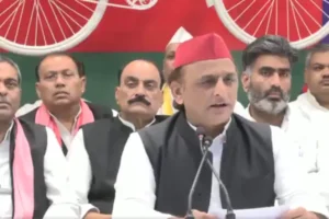 SP Chief Akhilesh Yadav: अखिलेश यादव ने इशारों में कह दी बड़ी बात, “अब हमारी निगाहें तीन पर नहीं 403 पर हैं”
