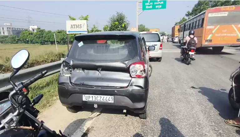 हापुड़ में दिल्ली-लखनऊ हाईवे पर बेकाबू डंपर ने 8 वाहनों को मारी टक्कर।अफरा-तफरी का माहौल