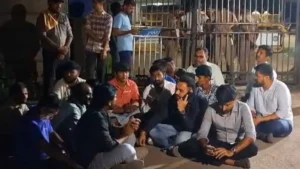 जिग्नेश मेवाणी का थाने के बाहर धरना, बोले- बहन पर टिप्पणी करने वाले पर FIR और गिरफ्तारी हो