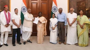 India Alliance leaders meet President: राष्ट्रपति से मिले इंडिया गठबंधन के नेता, राहुल गांधी ने क्यों कहा-“राष्ट्रपति से मिलकर आश्चर्य हुआ”